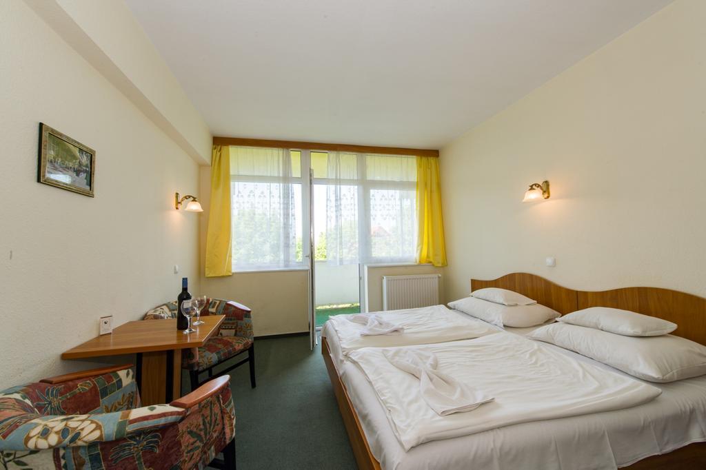 Hotel Nostra Siófok Esterno foto